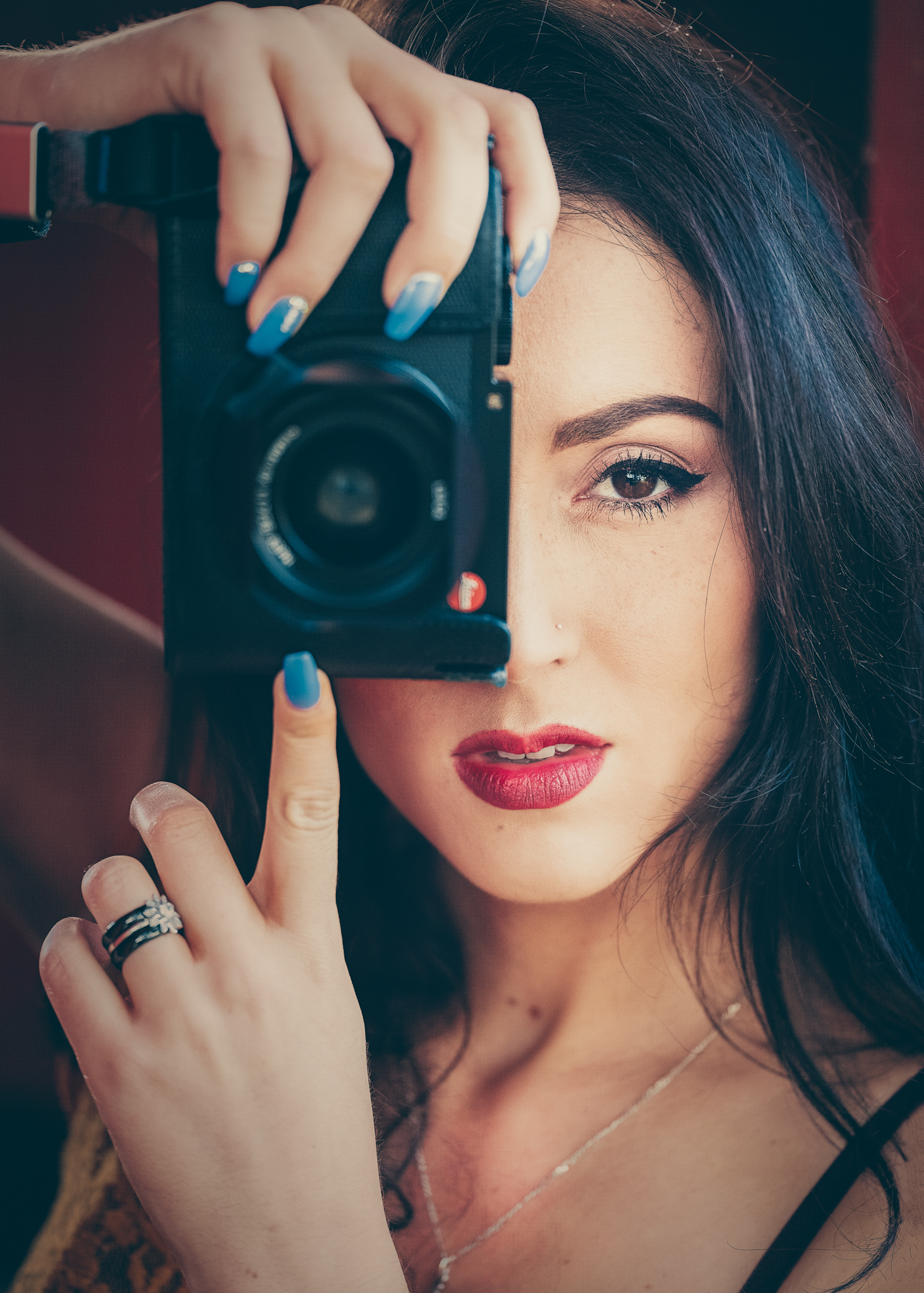 Délia pose avec mon Leica Q, un joli duo